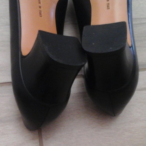 Salvatore Ferragamo Black Italian Leather Low Heel Pump. Size 7B - Picture 8 of 10